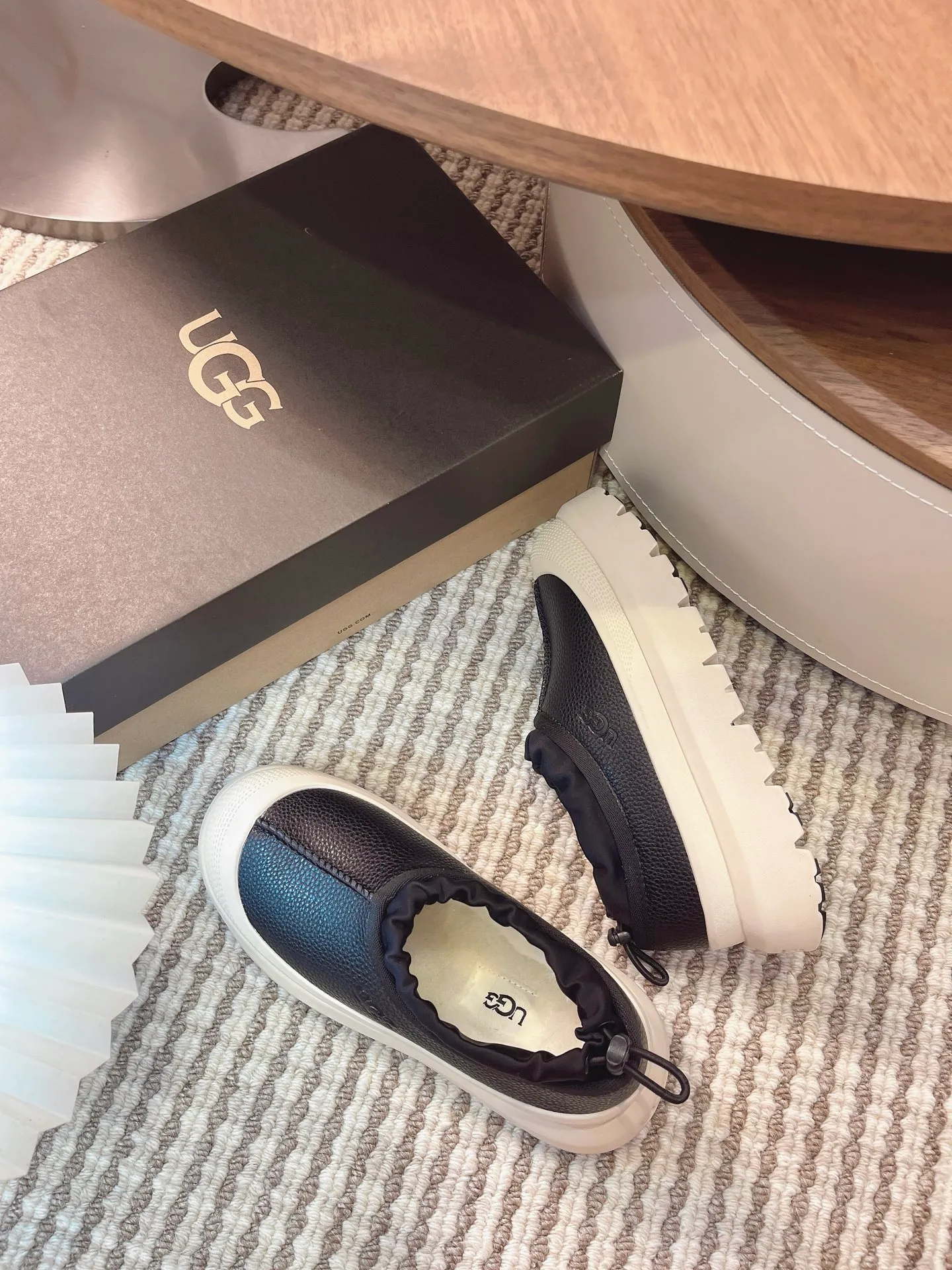 [UGG] P: 520💰 Couple shoes Size: 35-44 [Wang Yibo's same style] UGG2025 new winter style Tasman fashion shoes for men and women 1144096 Ugg new fur shoes for autumn and winter, snow boots, same style for men and women ~ Handsome slip-on, lazy shoes, super easy to put on and take off ~ Suede cowhide fabric ~The soles are molded from original soles, not cheap rubber foam, but made of modern material. The characteristics of this material are that it is light, wear-resistant and non-slip. The outsole has a clear logo imprint, which is comparable to that of a store~